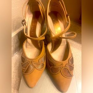 CAPEZIO LATIN DANCE SHOES - SUADE BOTTOM